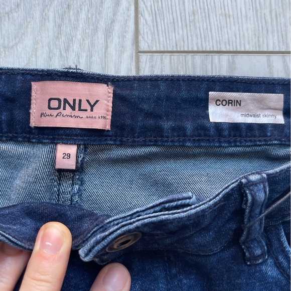 Only - mid-waist skinny Jean shorts NWT - Picture 3 of 3